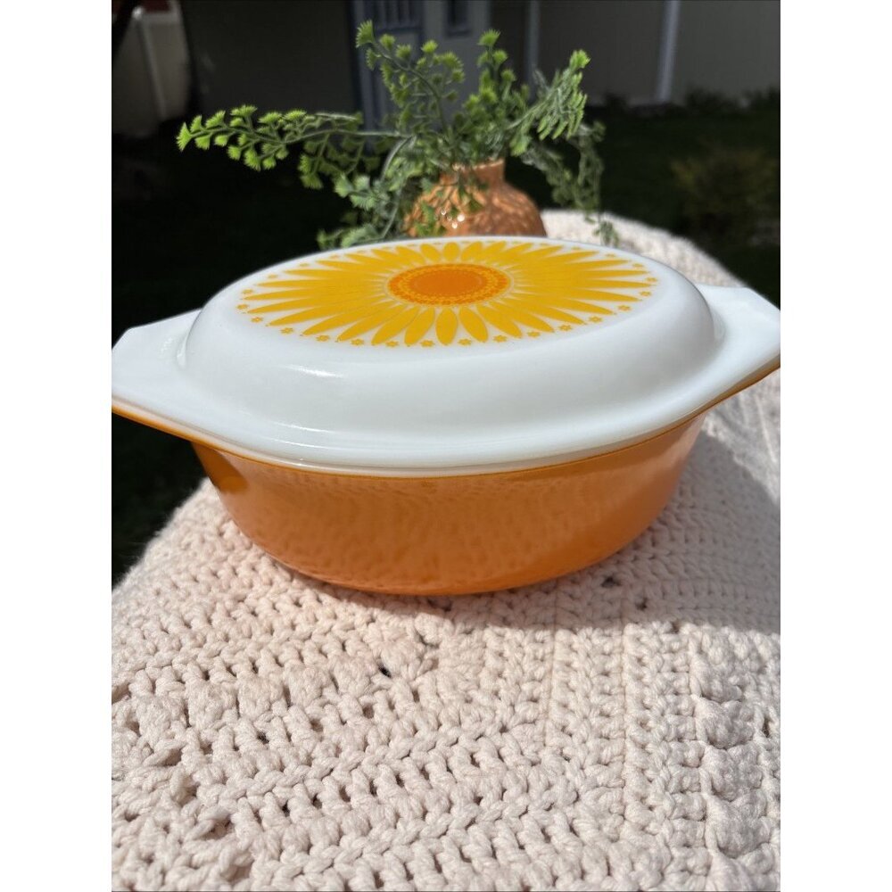 Pyrex Sunflower Daisy Covered Casserole Dish 1.5 Quart With Lid- USA Excellent
